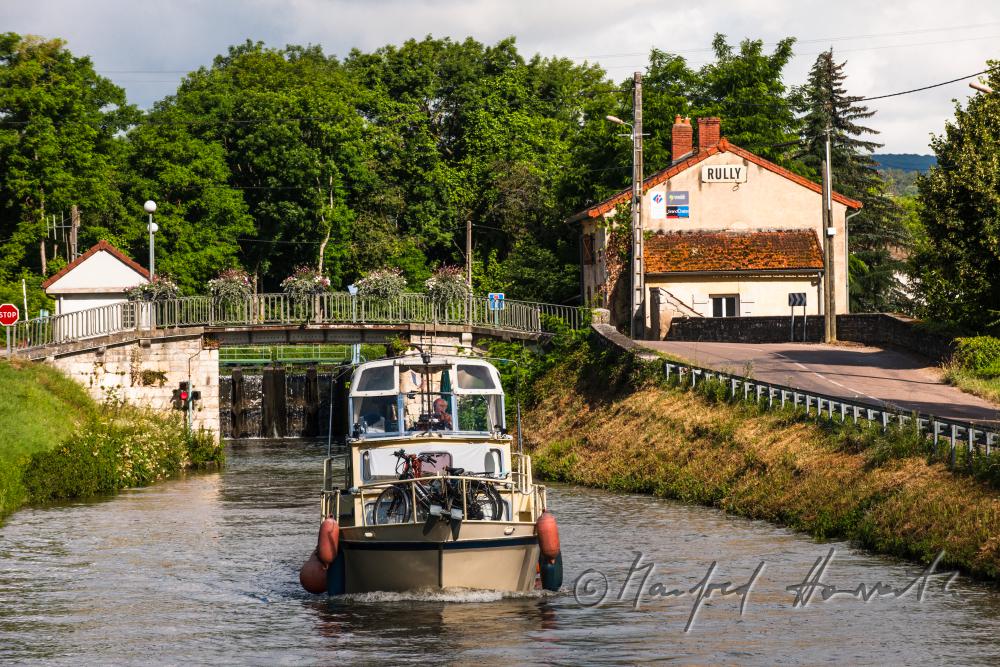 house boat leaving the lock of the town of Rully