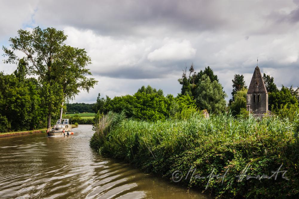 house boat passing a chapel near the town of Rully