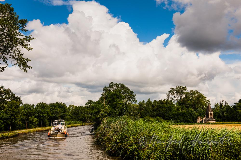 house boat passing a chapel near the town of Rully