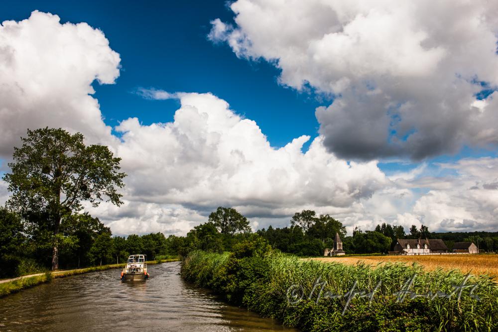 house boat passing a chapel near the town of Rully
