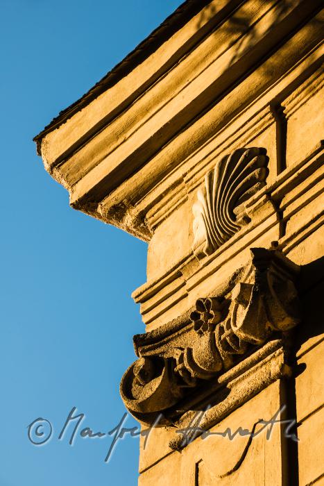 fassade in baroque style (shell and column)