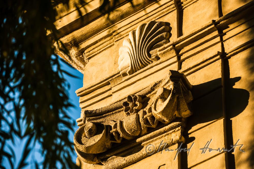 fassade in baroque style (shell and column)