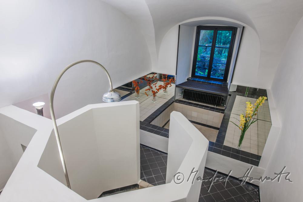 bath room with bathing tub