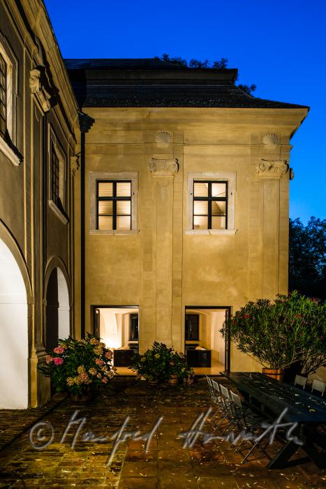 inner courtyard with garden table and view into the sala terrena