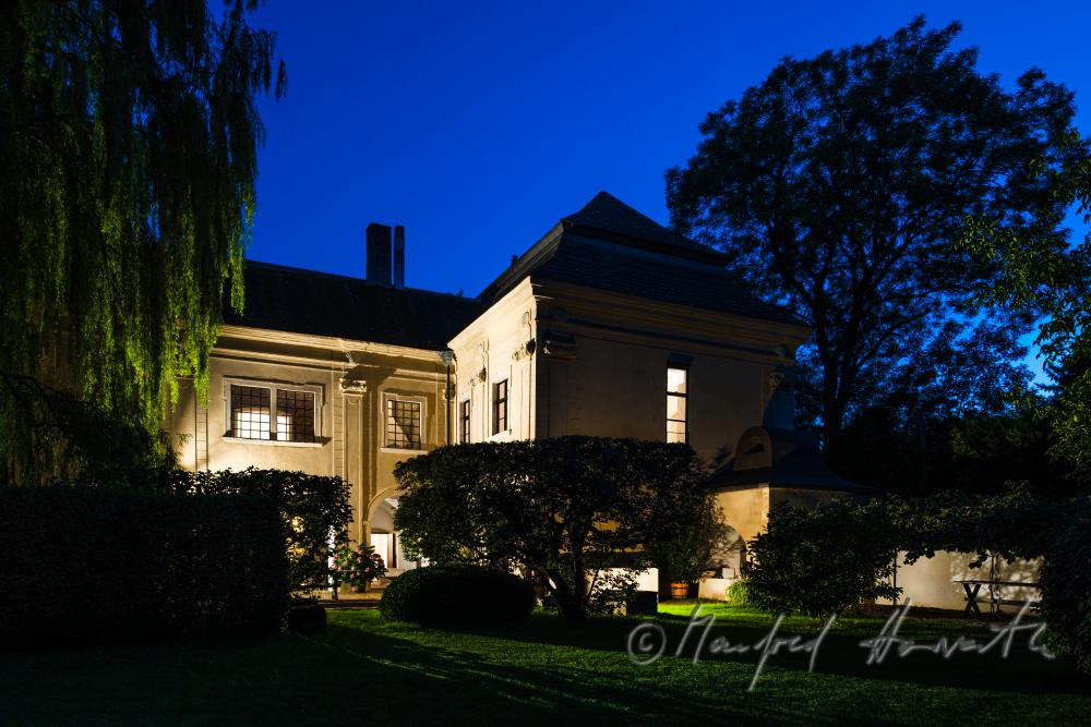 garden wit old trees and the southern fassade