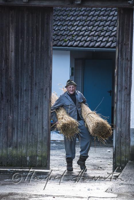 basket braider with two bundles of straw