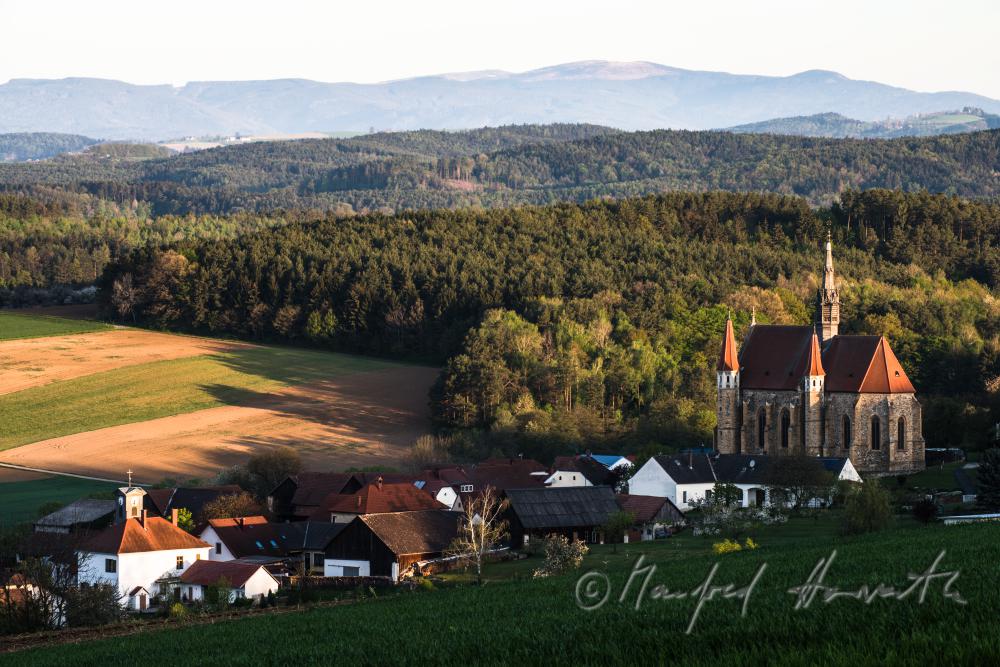 view over Mariasdorf to the Bucklige Welt