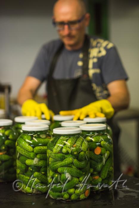 washing and filling of gherkins in glasses