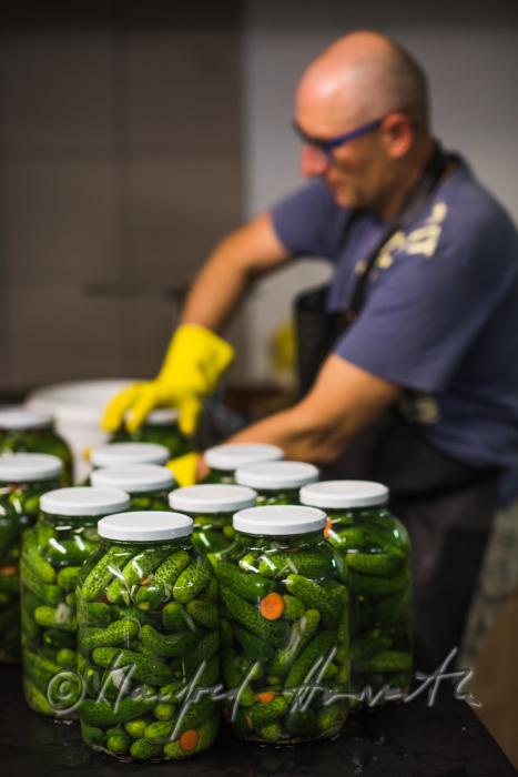 washing and filling of gherkins in glasses