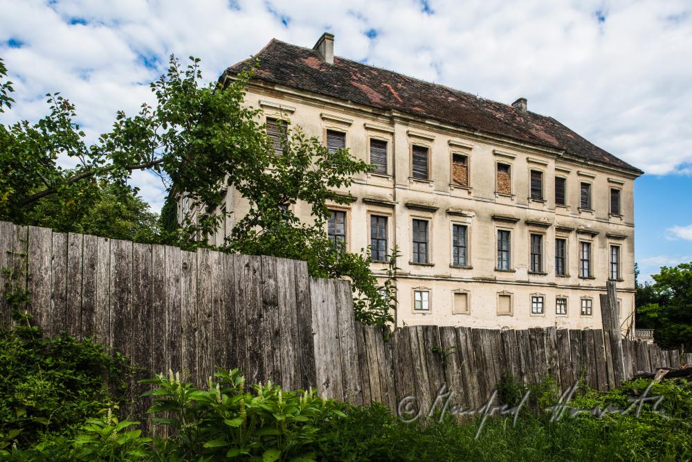 windows of the southern fassade of Castle Thürnthal