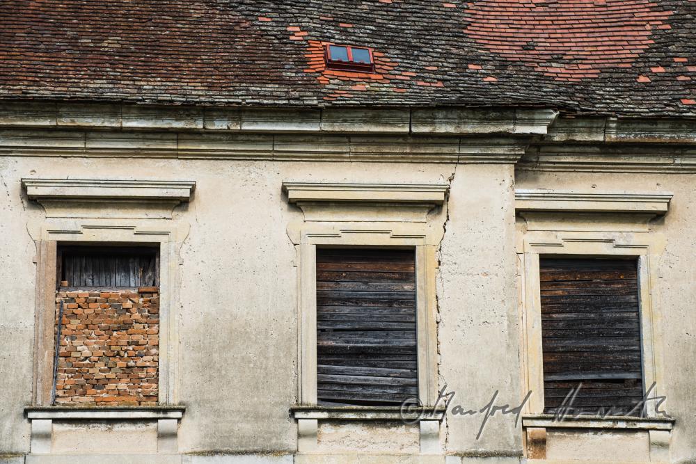 windows of the southern fassade of Castle Thürnthal