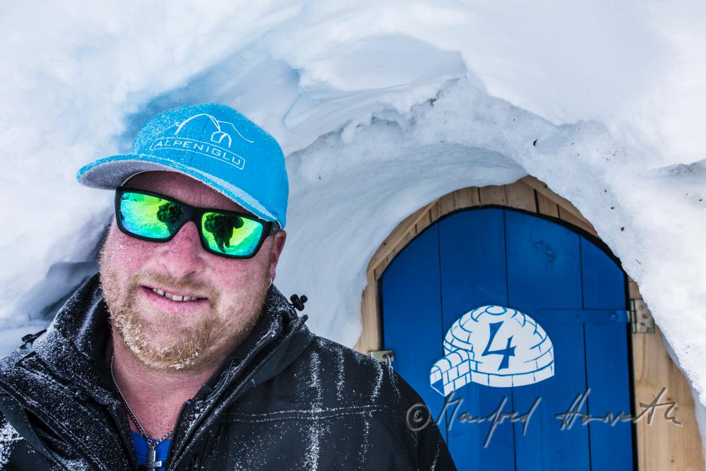 igloo-builder at the entrance of the Igloo-Hotel
