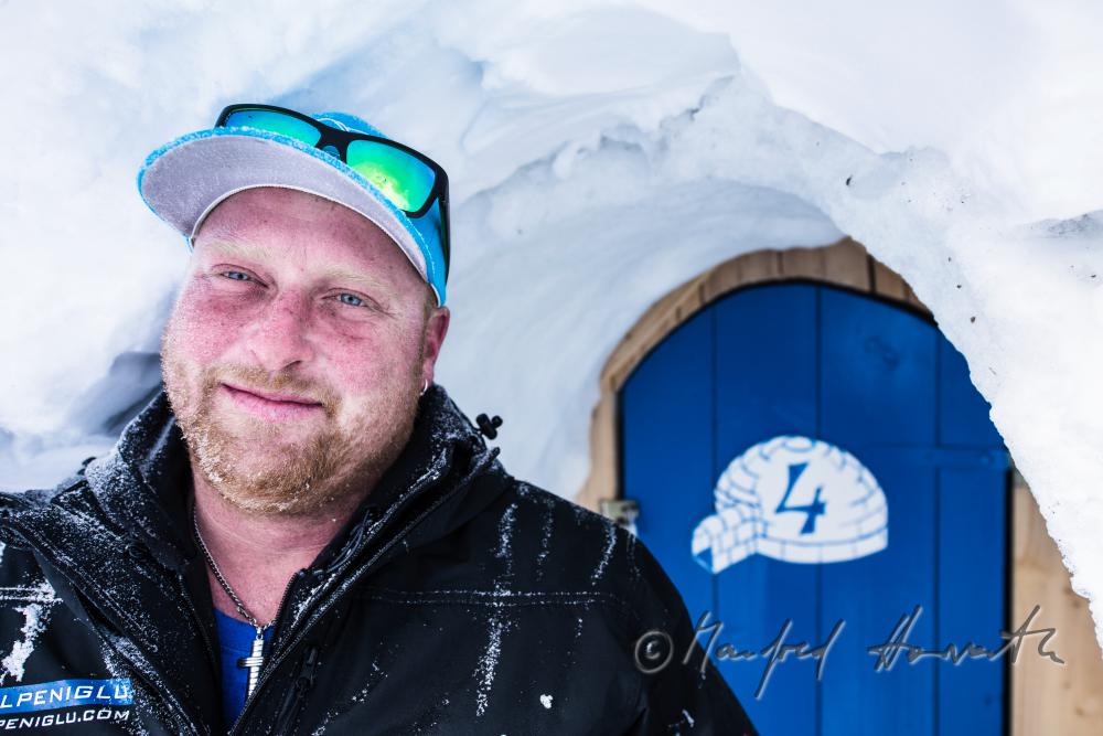 igloo-builder at the entrance of the Igloo-Hotel