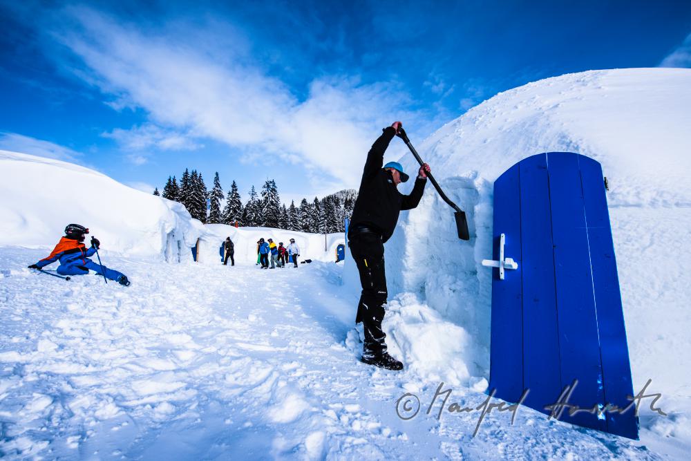 building an igloo of the Igloo-Hotel