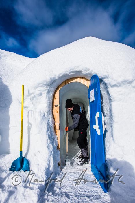 building an igloo of the Igloo-Hotel