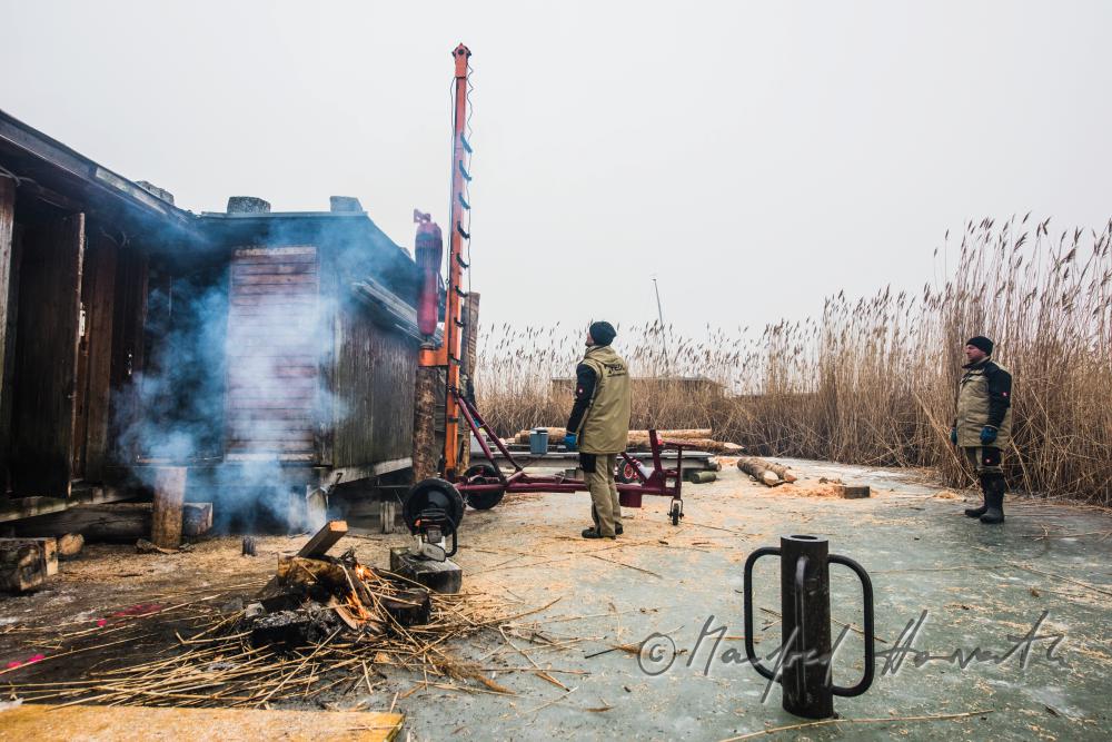 workers battering of pickets for a pontoon