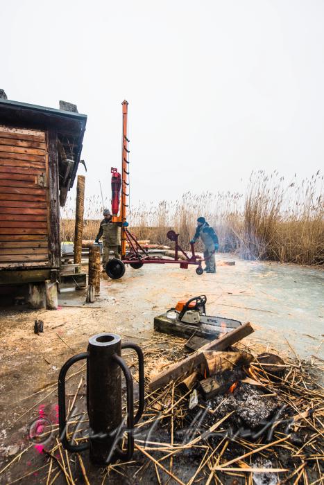 workers battering of pickets for a pontoon