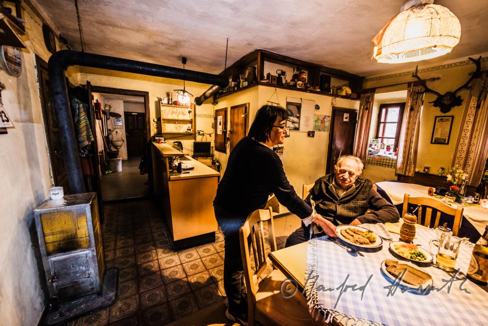 waitress serving lunch in the Gasthaus Schilling