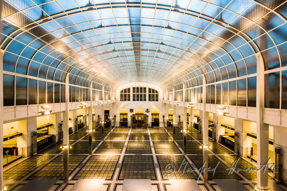 main hall in the Wiener Postsparkasse building
